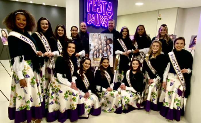 Exposição fotográfica itinerante apresenta candidatas a Rainha e Princesas da Festa da Uva 2024