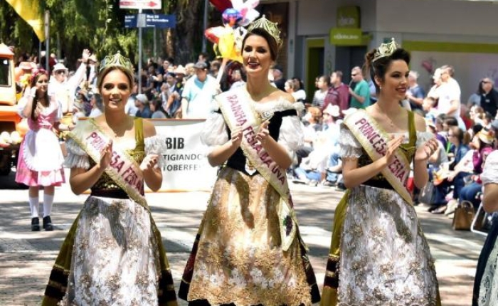 Soberanas desfilam na Oktoberfest de Santa Cruz do Sul