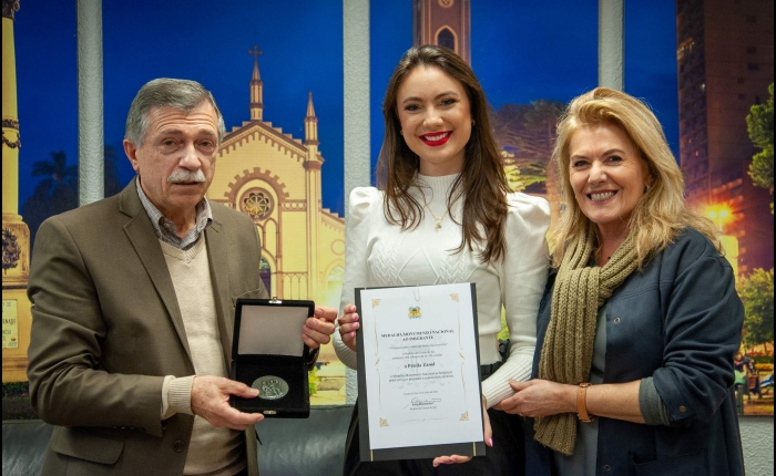 Rainha e princesas da Festa da Uva 2022 são homenageadas com a Medalha Monumento Nacional ao Imigrante