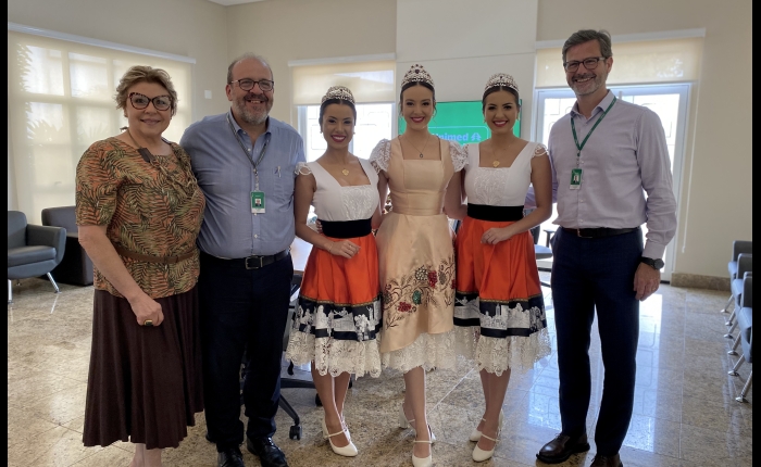 Rainha e Princesas da Festa da Uva visitam o Complexo Unimed em Caxias do Sul 