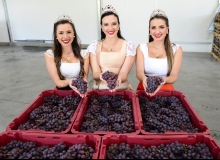 Rainha Lizandra (centro) e as princesas Eduarda e Letícia. Foto: Ícaro de Campos  