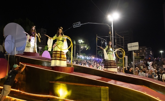 Com Sinimbu lotada, o primeiro Desfile Cênico da Festa da Uva 2026 celebra a história e o espírito comunitário de Caxias do Sul