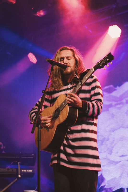 Vitor Kley irá cantar durante o evento. Crédito: Divulgação